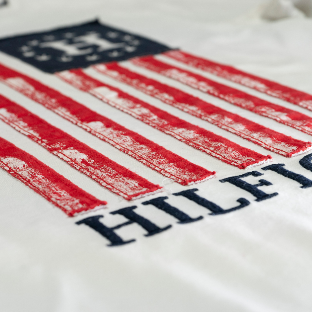 Camiseta Tommy Hilfiger "Embroidered Flag" 3D - Talla XS