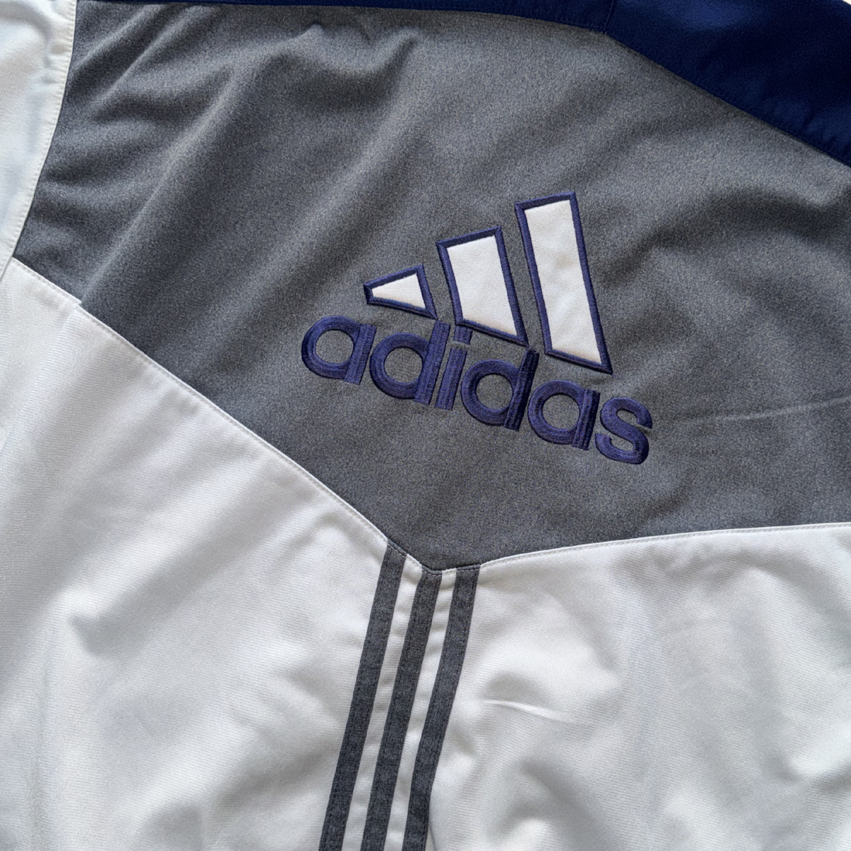Chaqueta Adidas Vintage Tricot Brillante Plata y Azul – Track Jacket Y2K – Talla S/M