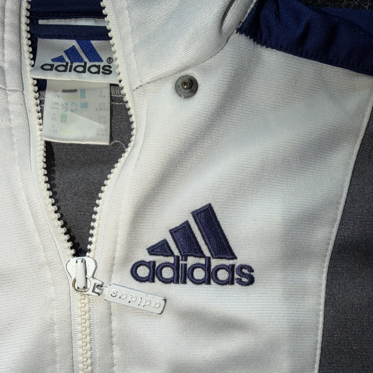 Chaqueta Adidas Vintage Tricot Brillante Plata y Azul – Track Jacket Y2K – Talla S/M