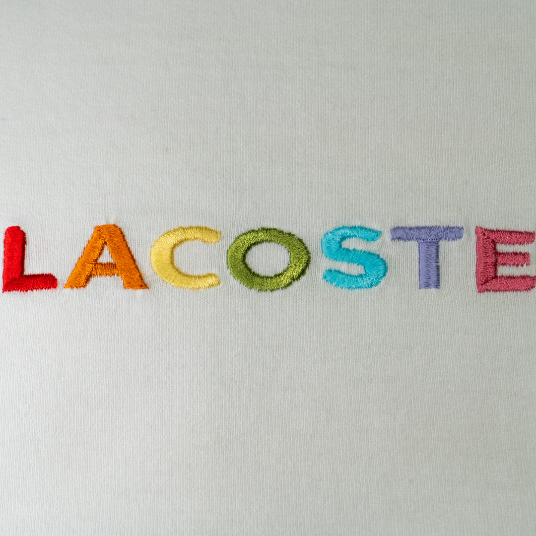 Camiseta Lacoste "Rainbow Spellout" - Talla XS/S